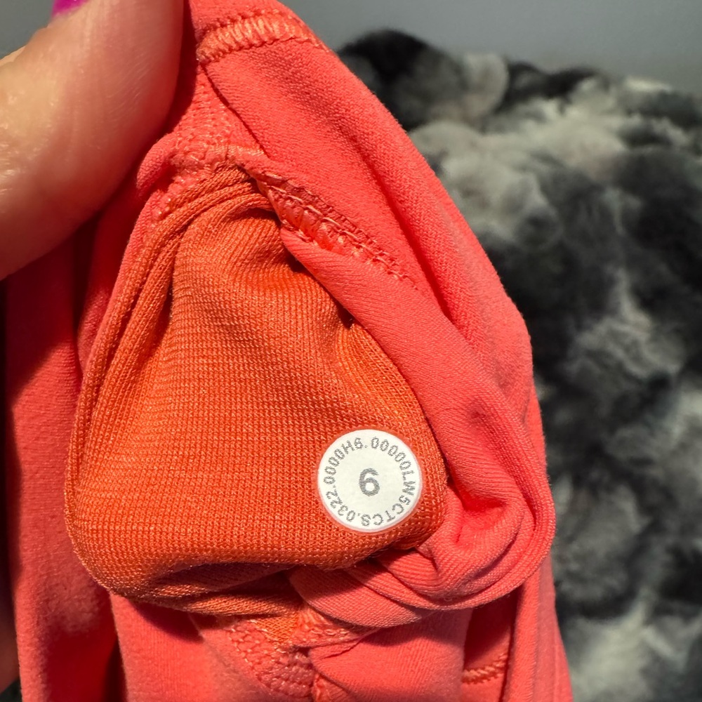 Lululemon size 6 Brand new.